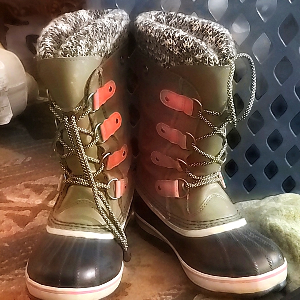 Sorel winter pre teens duck boots with warm Insert. Size 4.